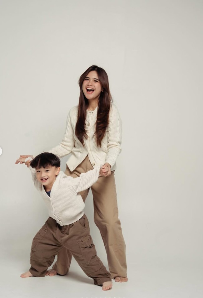 Beberapa netizen meyebut kebersamaan Audi dan Anzel bak kakak-adik. Audi sendiri meski sudah memiliki anak namun tetap terlihat bak abg dengan tubuh langsingnya. Foto: Instagram/@audimarissa