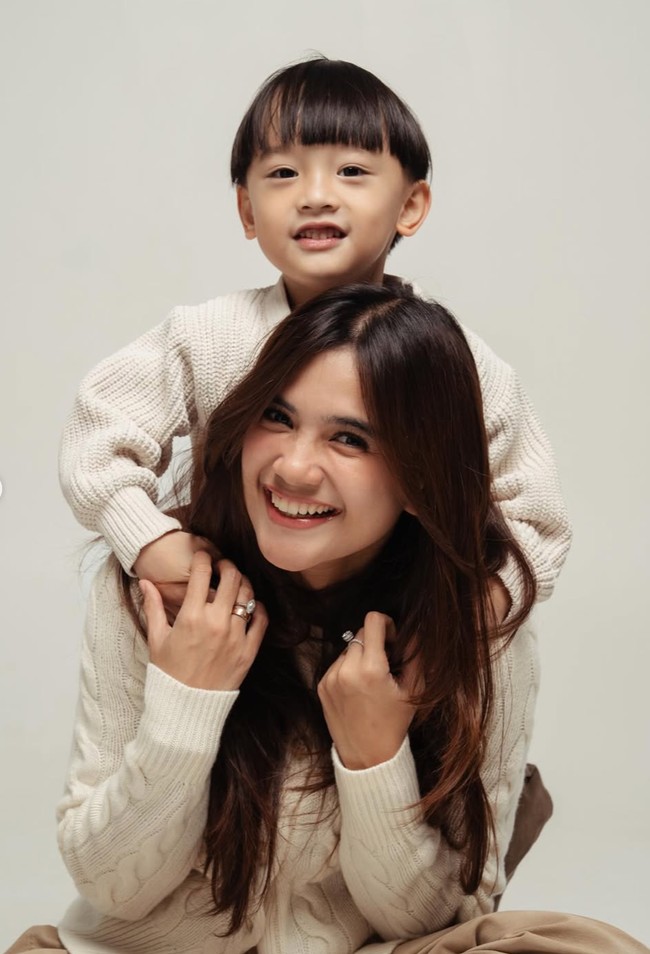 Sebelumnya rumah tangga Audi dan Antony memang sempat digosipkan retak. Namun gosip tersebut seolah ditepis melalui kebersamaan keduanya yang terlihat di malam pergantian tahun. Foto: Instagram/@audimarissa