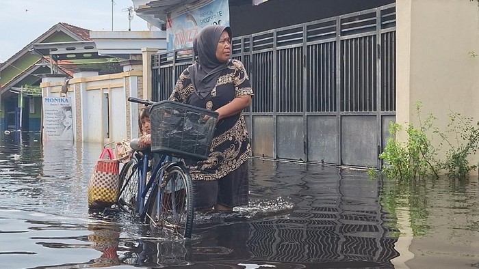 Tanggul Sungai Bremi Pekalongan Jebol, Seratusan Warga Mengungsi