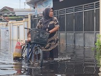 Tanggul Sungai Bremi Pekalongan Jebol, Seratusan Warga Mengungsi