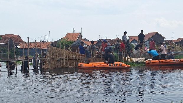Banjir di Pabean Pekalongan akibat tanggul Sungai Bremi jebol.