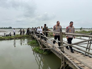 Brimob Polda Metro Kawal Pembangunan Jembatan di Pebayuran Bekasi
