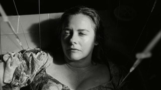 Jangankan Penonton, Alicia Silverstone Juga Kaget dengan Adegan Bak Mandi di Bugonia