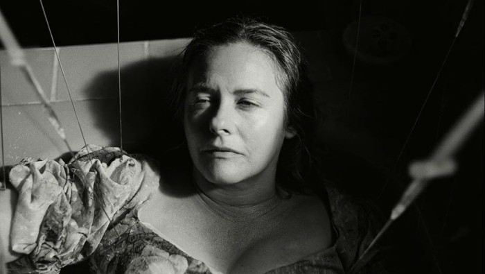 Cuplikan adegan Alicia Silverstone di Bugonia (2025).