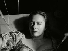 Jangankan Penonton, Alicia Silverstone Juga Kaget dengan Adegan Bak Mandi di Bugonia