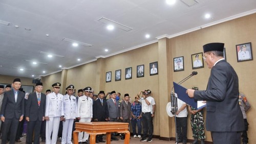 Bupati Bima, Ady Mahyudi, melantik 30 pejabat struktural di Aula utama kantor Pemkab Bima, Rabu, (7/1/2025). (Dok. Pemkab Bima)