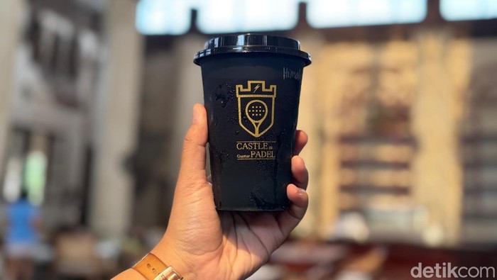 Cleave Coffee: Kolaborasi Unik Kafe Nuansa Kastil dengan Lapangan Padel