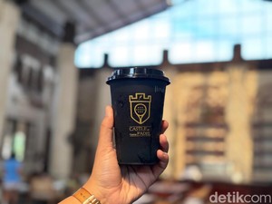 Cleave Coffee: Kolaborasi Unik Kafe Nuansa Kastil dengan Lapangan Padel
