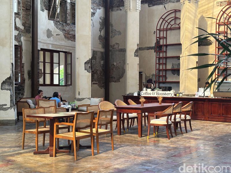 Cleave Coffee X Castle de Padel Cleave Coffee: Kolaborasi Unik Kafe Nuansa Kastil dengan Lapangan Padel