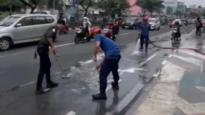 Tumpahan Minyak Restoran di Jalan Margonda Depok Bikin Pemotor Berjatuhan