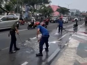 Tumpahan Minyak Restoran di Jalan Margonda Depok Bikin Pemotor Berjatuhan