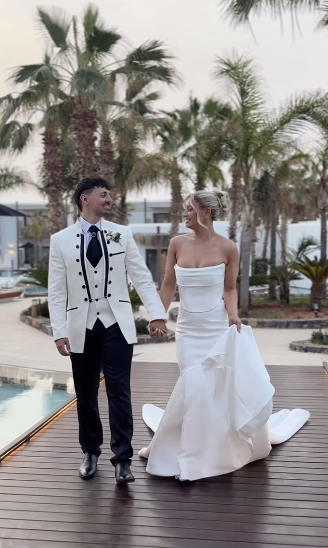 Dani tetap mengekspresikan sisi glamornya dengan berganti wig model updo pirang untuk sesi makan malam dan pidato, serta wig cokelat panjang untuk pesta malam, ditambah gaun malam kedua. Saya pikir sangat cocok jika saya tampil dengan beberapa look berbeda, jelasnya. Foto: dok. Instagram