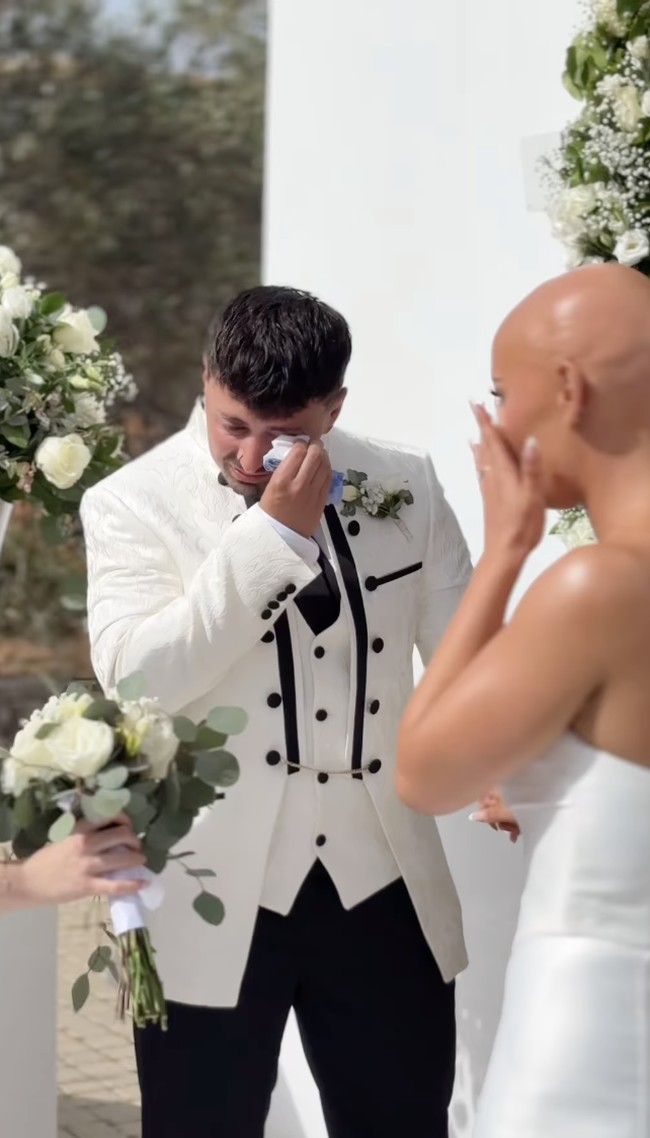 Di hari pernikahan Dani kemudian memutuskan berjalan ke altar tanpa wig. Reaksi sang suami pun jadi viral. Jack menangis saat pertama kali melihat Dani dengan baju pengantin dan tanpa wig. Saya ingin melakukannya untuk Jack, juga untuk diri sendiri, untuk membuktikan bahwa saya tetap bisa merasa luar biasa, ujarnya. Foto: dok. Instagram