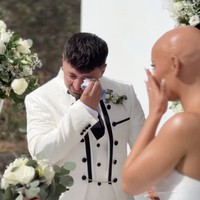 Di hari pernikahan Dani kemudian memutuskan berjalan ke altar tanpa wig. Reaksi sang suami pun jadi viral. Jack menangis saat pertama kali melihat Dani dengan baju pengantin dan tanpa wig. Saya ingin melakukannya untuk Jack, juga untuk diri sendiri, untuk membuktikan bahwa saya tetap bisa merasa luar biasa, ujarnya. Foto: dok. Instagram