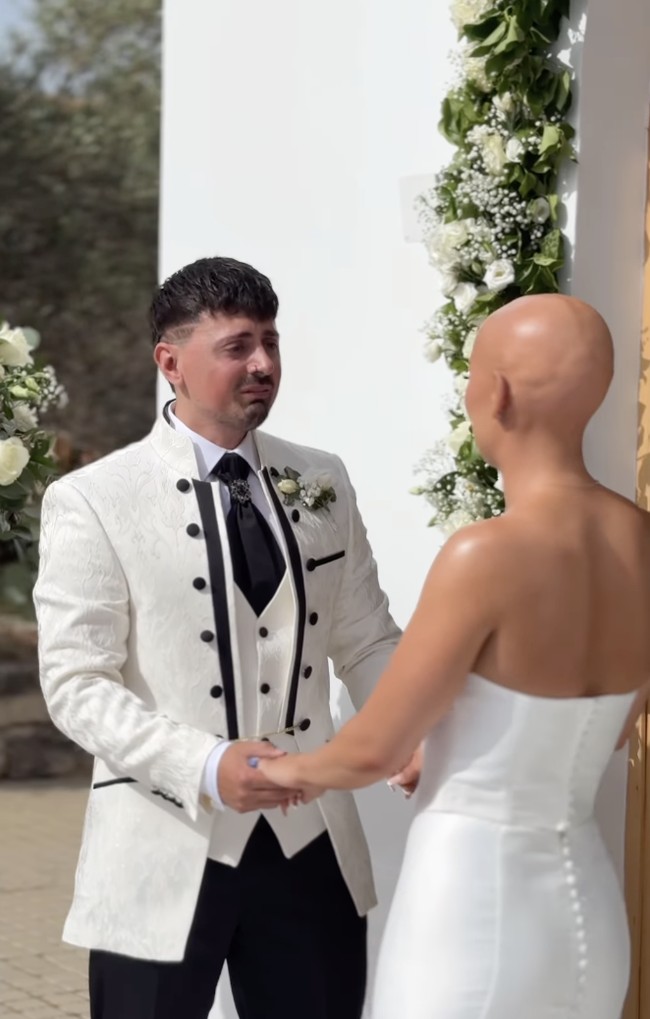 Wanita asal New Castle itu telah terbiasa mengenakan wig sejak remaja. Namun dia membuat keputusan berani di Hari pernikahannya. Foto: dok. Instagram