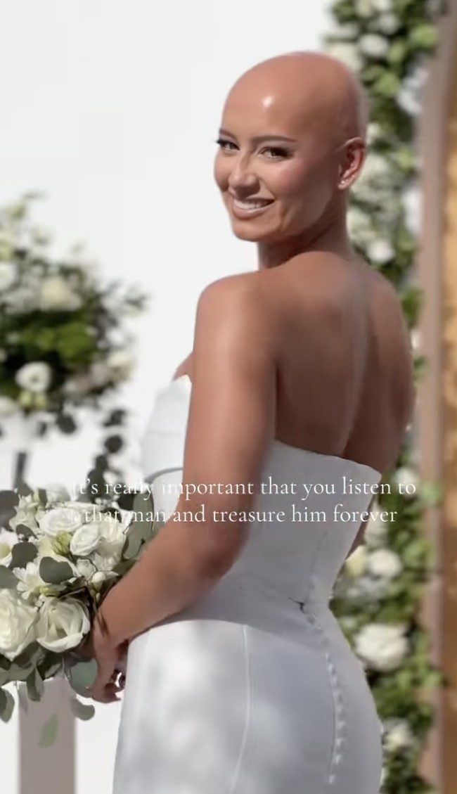 Menjelang pernikahan mereka di Kreta, Yunani, Mei 2025, Dani masih ragu apakah akan tampil alami di pelaminan. Jack, yang sejak awal jatuh cinta pada Dani apa adanya, memberikan dukungan tanpa tekanan. Foto: dok. Instagram