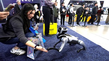 Interaksi manusia dan robot semakin terasa di CES 2026, termasuk saat pengunjung berinteraksi dengan robot anjing yang dipamerkan di salah satu stan.  REUTERS/Steve Marcus