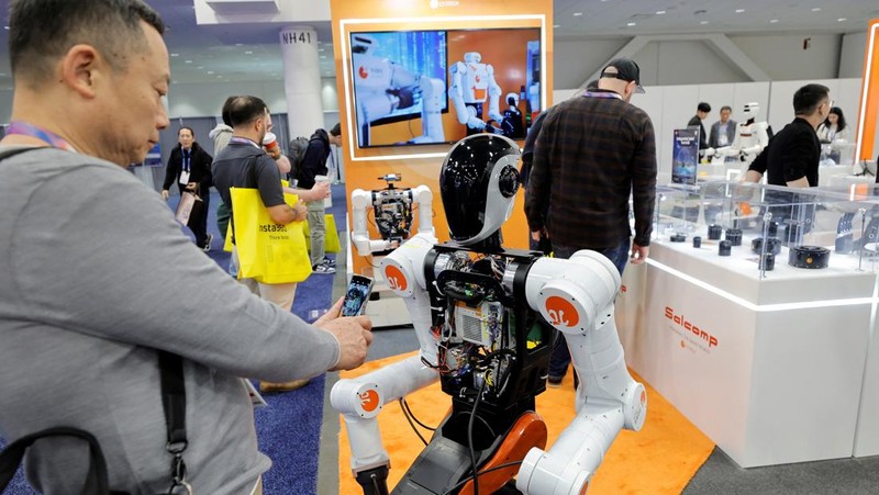 Pameran dagang elektronik konsumen tahunan CES 2026 kembali digelar di Las Vegas, Nevada, Amerika Serikat, menghadirkan beragam teknologi futuristik yang mencuri perhatian pengunjung. Dari robot cerdas hingga mobil terbang, CES tahun ini menjadi panggung unjuk inovasi teknologi masa depan dari berbagai perusahaan global, Selasa (6/1/2026). REUTERS/Steve Marcus