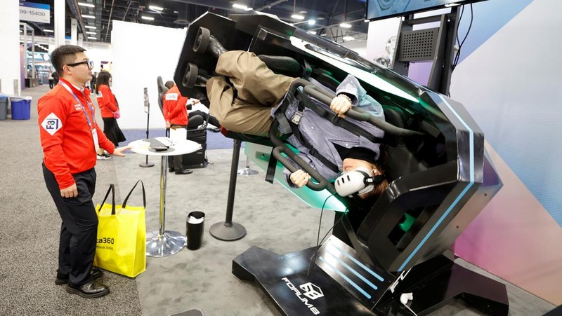 Pameran dagang elektronik konsumen tahunan CES 2026 kembali digelar di Las Vegas, Nevada, Amerika Serikat, menghadirkan beragam teknologi futuristik yang mencuri perhatian pengunjung. Dari robot cerdas hingga mobil terbang, CES tahun ini menjadi panggung unjuk inovasi teknologi masa depan dari berbagai perusahaan global, Selasa (6/1/2026). REUTERS/Steve Marcus