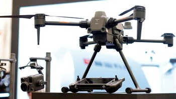 Beragam produk mutakhir dipamerkan, mulai dari drone industri S400E di stan GDU yang dirancang untuk kebutuhan profesional. REUTERS/Steve Marcus