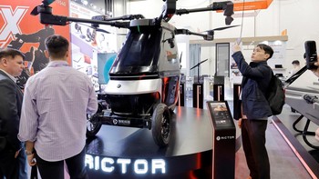 Dari robot cerdas hingga mobil terbang, CES tahun ini menjadi panggung unjuk inovasi teknologi masa depan dari berbagai perusahaan global, Selasa (6/1/2026). Kendaraan udara pribadi tersebut menjadi simbol ambisi industri teknologi dalam merevolusi mobilitas masa depan. REUTERS/Steve Marcus