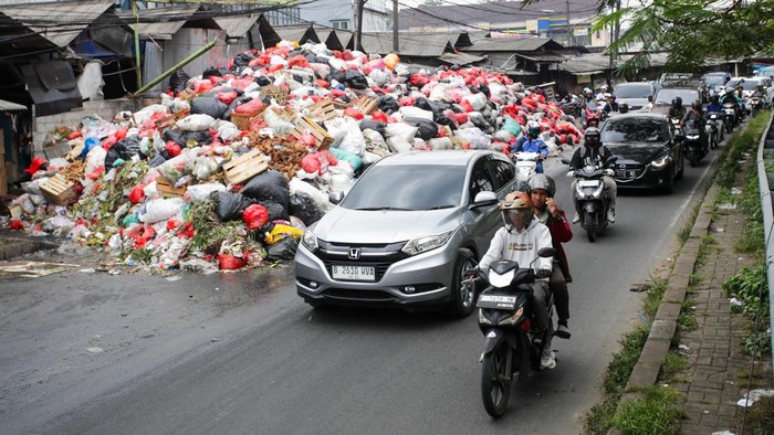 Status tanggap darurat sampah di Kota Tangerang Selatan (Tangsel) resmi berakhir pada Senin (5/1/2026), kemarin. Meski status darurat berakhir, tumpukan sampah terlihat masih menggunung di sejumlah pasar tradisional, sampah tersebut longsor ke jalan dan menimbulkan bau menyengat hingga keluar air lindi dan belatung.