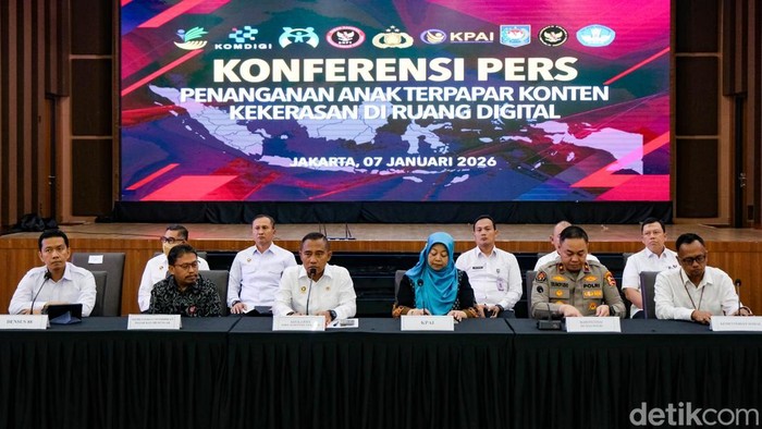 Kepala BNPT Eddy Hartono bersama Juru Bicara Densus 88 Polri, Kombes Mayndra Eka bicara terkait TCC yang menyebarkan ideologi kekerasan dalam jumpa pers di Mabes Polri, Jakarta, Rabu (7/1/2026). Densus menemukan setidaknya 70 anak terpapar ideologi kekerasan ekstrem tersebut.