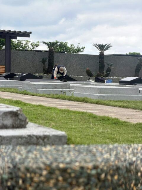 DJ Koo DJ Koo setia mendatangi makam istrinya Barbie Hsu.