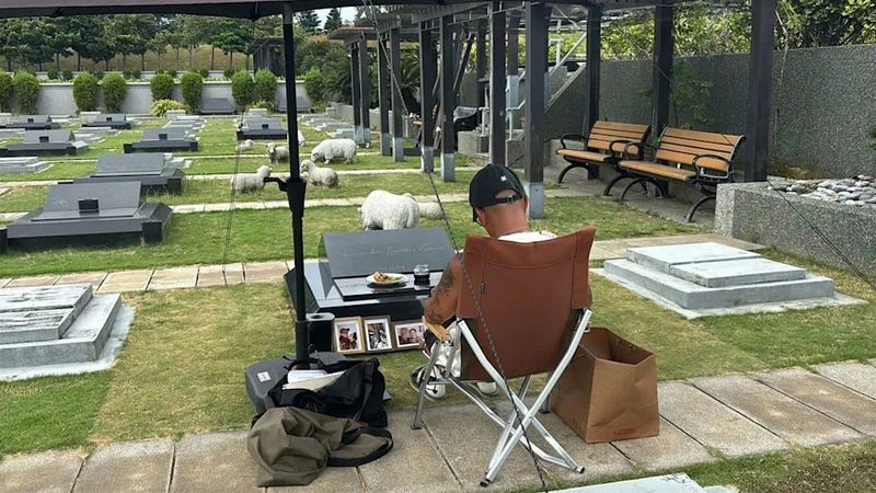 DJ Koo DJ Koo setia mendatangi makam istrinya Barbie Hsu.