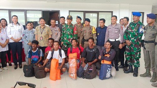 Enam nelayan asal NTT diserahkan oleh KBRI di Dili kepada Stasiun Bakamla Kupang di Pos Lintas Batas Negara (PLBN) Motaain, Belu, Rabu (7/1/2026). (Dok. Bakamla NTT)