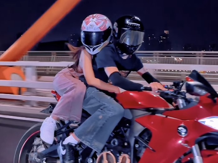 Ngeng! Fuji Dibonceng Seorang Pria: Mau Dibawa ke Mana Hubungan Kita?