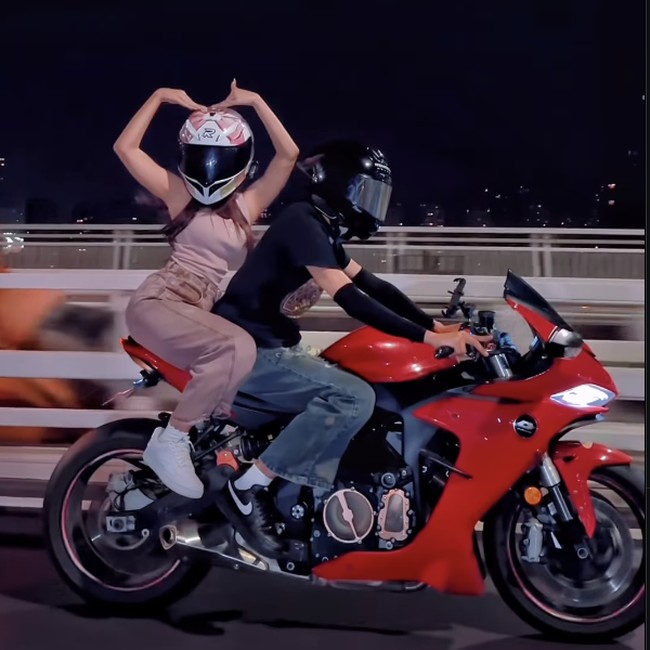 Ngeng! Fuji Dibonceng Seorang Pria: Mau Dibawa ke Mana Hubungan Kita?