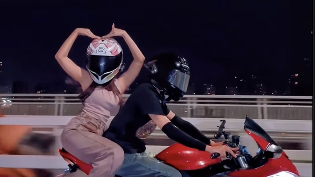 Ngeng! Fuji Dibonceng Seorang Pria: Mau Dibawa ke Mana Hubungan Kita?