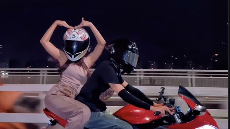 Ngeng! Fuji Dibonceng Seorang Pria: Mau Dibawa ke Mana Hubungan Kita?