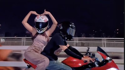 Ngeng! Fuji Dibonceng Seorang Pria: Mau Dibawa ke Mana Hubungan Kita?