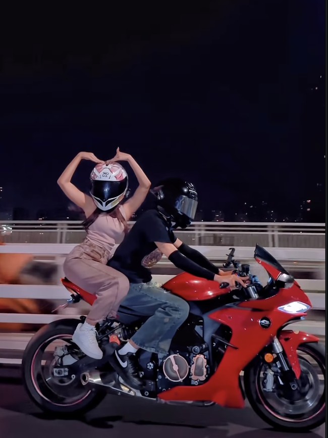 Ngeng! Fuji Dibonceng Seorang Pria: Mau Dibawa ke Mana Hubungan Kita?