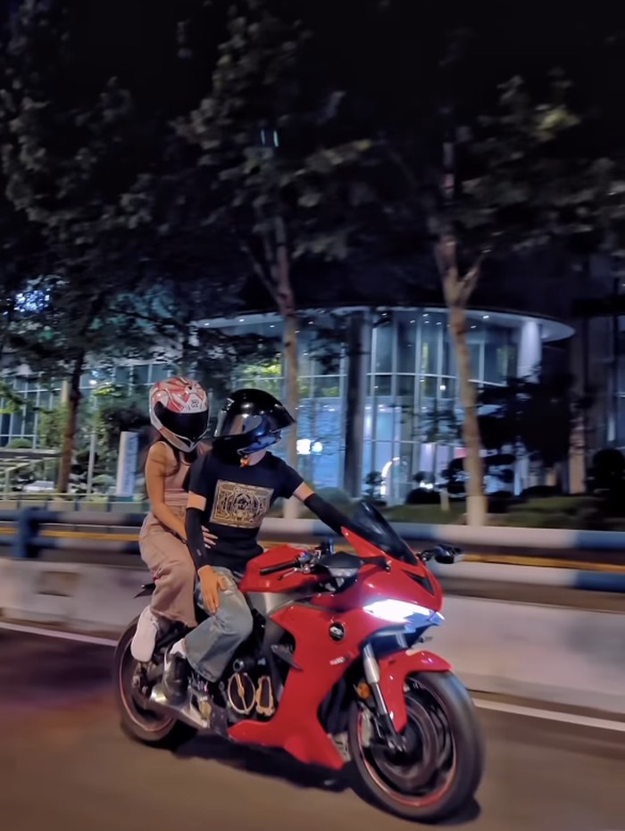 Ngeng! Fuji Dibonceng Seorang Pria: Mau Dibawa ke Mana Hubungan Kita?