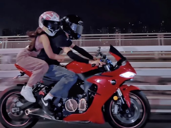 Ngeng! Fuji Dibonceng Seorang Pria: Mau Dibawa ke Mana Hubungan Kita?