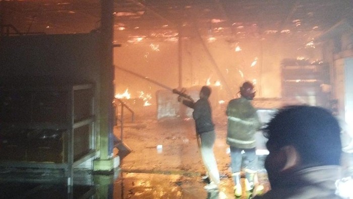 Gudang mebel di Desa Kecapi, Kecamatan Tahunan, Jepara ludes terbakar, Selasa (6/1/2026) malam.