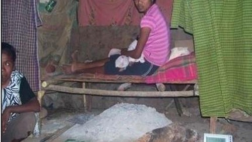 Ilustrasi - Seorang ibu dan bayinya saat menjalankan tradisi sei di Pulau Timor, NTT. (Dok. Athena A dan Rachmalina Soerachman)