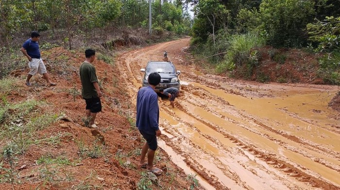 Sekda Desak PT MHP Segera Perbaiki Jalan Dua Desa di Musi Rawas