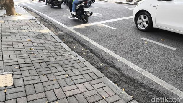 Jalan rusak di Jl LLRE Martadinata Kota Bandung Jalan rusak di Jl LLRE Martadinata Kota Bandung