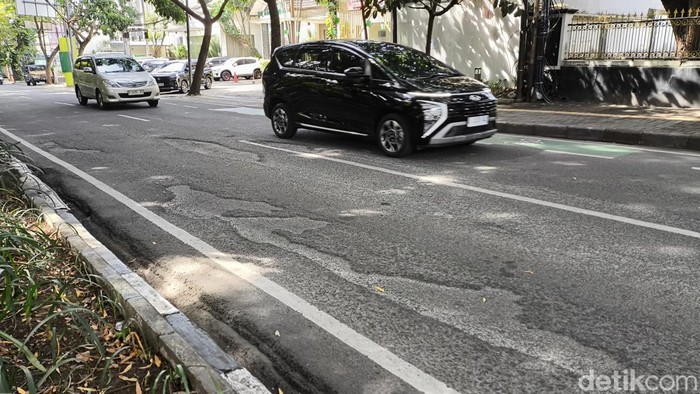 Jalan Seram di Kota Bandung Berlubang, Bahayakan Pengendara