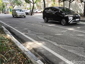 Jalan Seram di Kota Bandung Berlubang, Bahayakan Pengendara