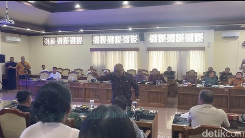 Sekretaris Komisi II DPRD Badung, I Wayan Luwir Wiana mengusir perwakilan PT Jimbaran Hijau saat RDP DPRD Bali, Rabu (7/1/2026).