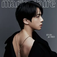 Secara khusus, ARMY heboh menyorot penampilan Jin BTS pamer punggung, berbalut kemeja hitam yang dipakai terbalik. Pilihan cover ini menjadi yang terlaris dan terpantau sudah sold out di salah satu e-commerce Korea Selatan. Kalung yang dikenakan Jin BTS juga bernilai fantastis mencapai Rp 2,9 miliar. Foto: dok. Marie Claire Korea