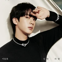 Wajah tampannya menghiasi majalah edisi Februari 2026, dengan tujuh pilihan cover yang ludes diburu para ARMY. Foto: dok. Marie Claire Korea