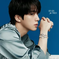 Jin BTS kembali menebar pesona “Worldwide Handsome” dalam pemotretan terbaru bersama Marie Claire Korea. Foto: dok. Marie Claire Korea