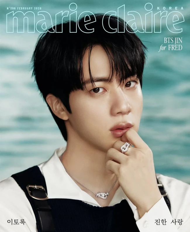 Dalam pemotretan ini, Jin BTS memperagakan koleksi perhiasan mewah merek Prancis, FRED Jewelry, Force 10. Ia tampak memakai cincin seharga Rp 781 juta, yang bertatahkan berlian. Foto: dok. Marie Claire Korea