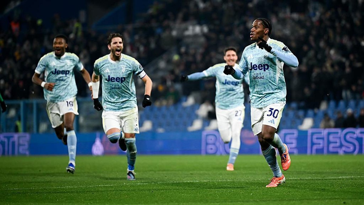 Jonathan David (kanan) dihampiri rekan setimnya usai mencetak gol ketiga Juventus ke gawang Sassuolo. Foto: Juventus FC via Getty Images/Daniele Badolato - Juventus FC